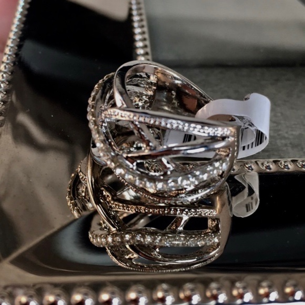 Gorgeous Criss-Cross Ring With White CZ - Picture 4 of 4